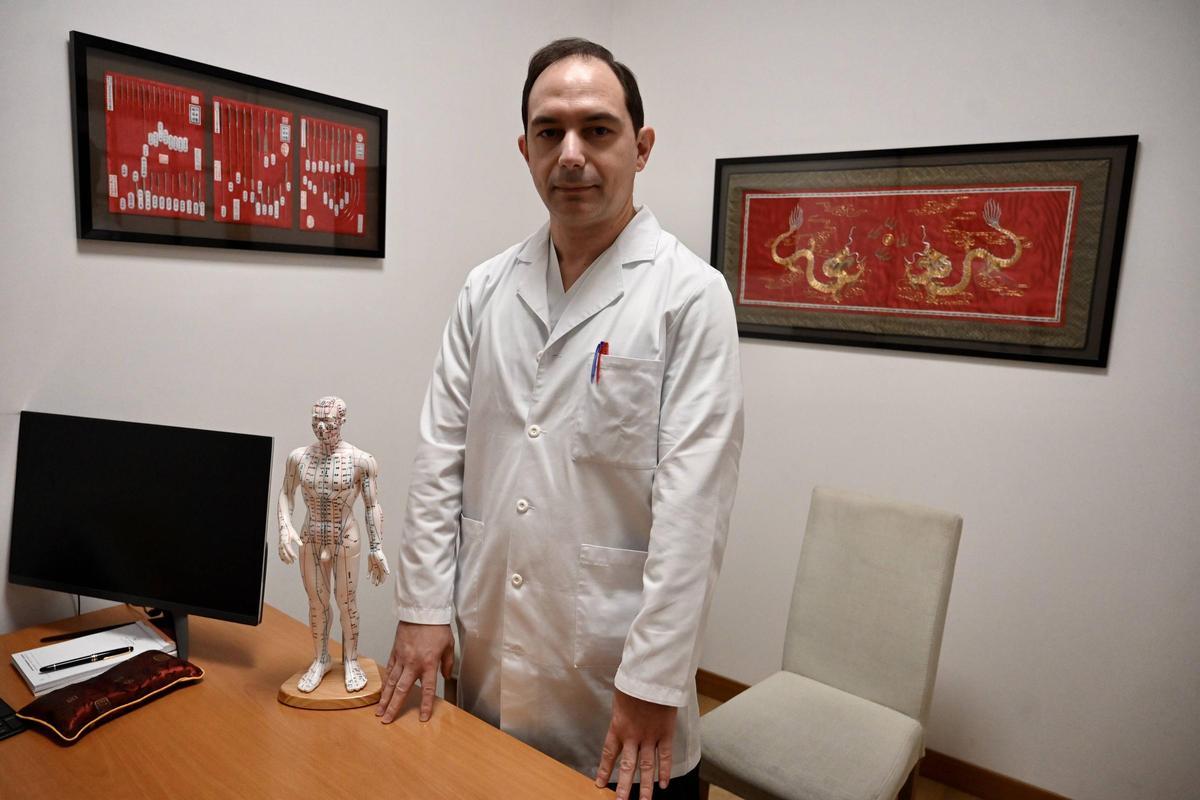 Lino Fernández, profesional de la MTC especializado en acupuntura.