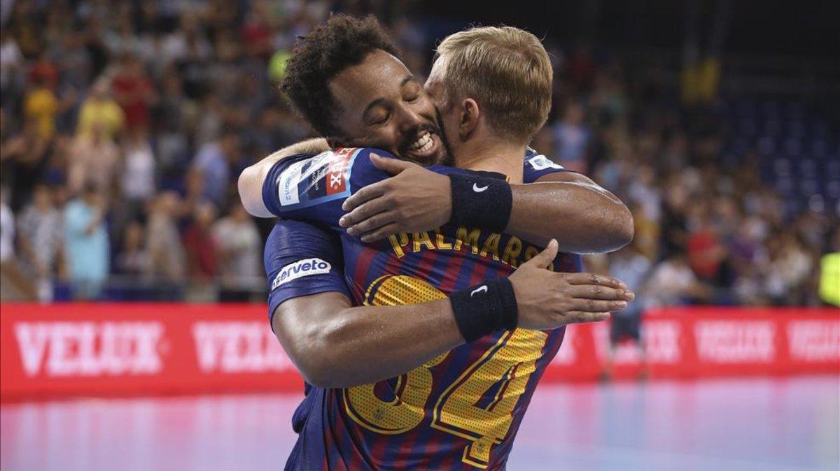 N'Guessan y Palmarsson se abrazan tras el partido