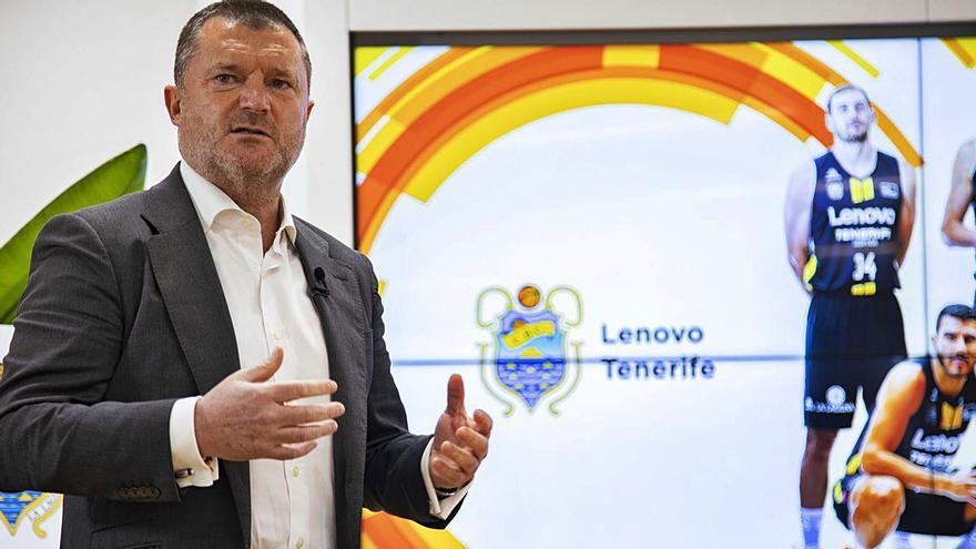 Alberto Ruano, durante la firma del acuerdo entre Lenovo y el CB Canarias.