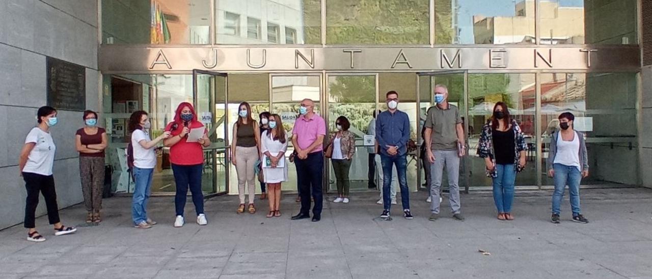 Lectura del manifiesto a las puertas del Ayuntamiento de San Vicente.