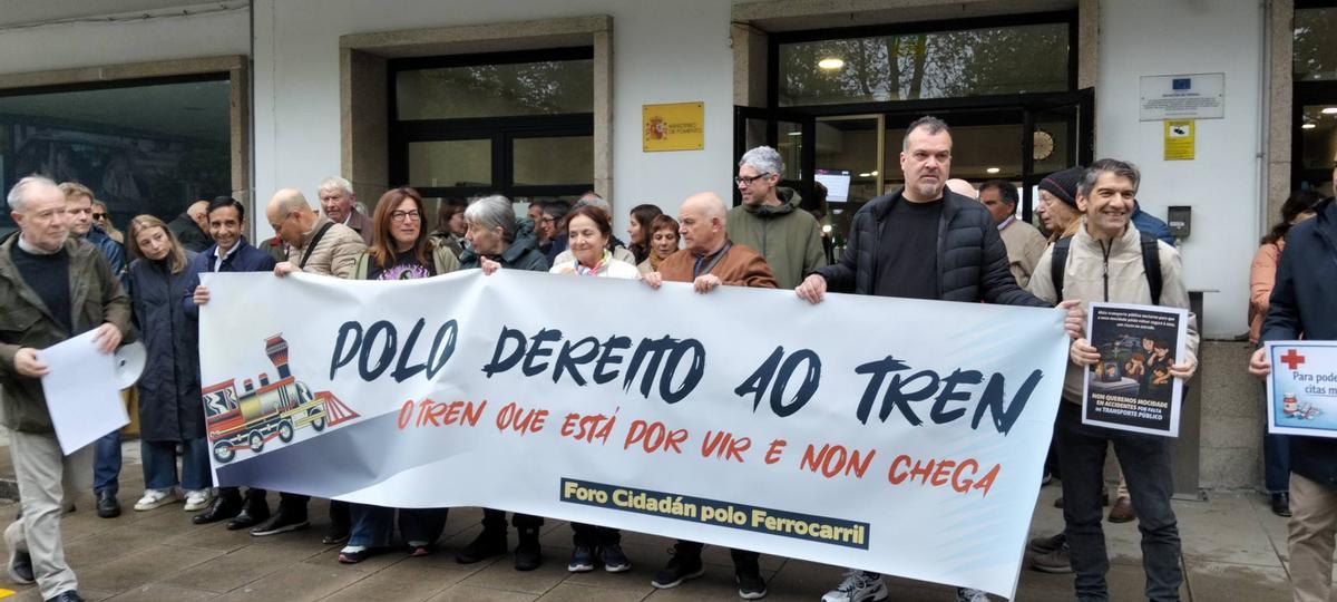 Participantes en la protesta y portavoces políticos, este sábado en la estación de tren de Ferrol.