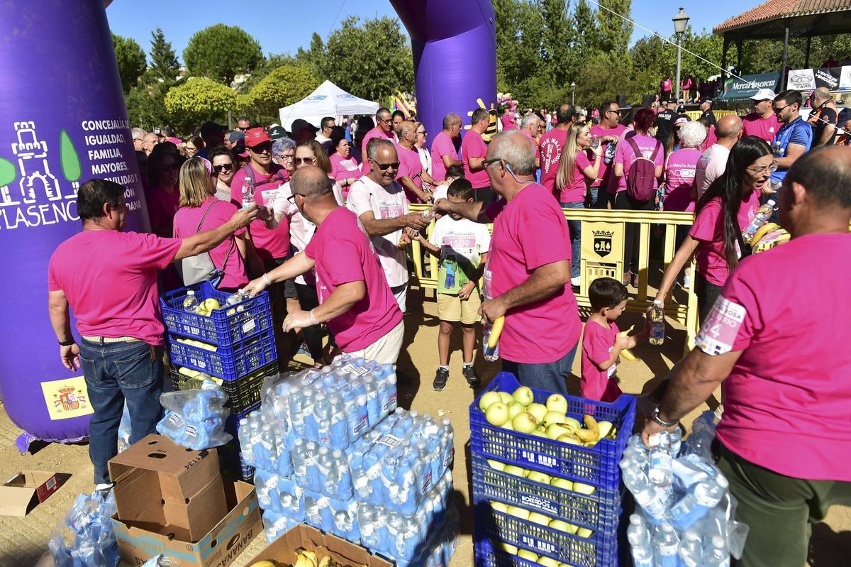 Imágenes de la marcha rosa contra el cáncer de mama en Plasencia