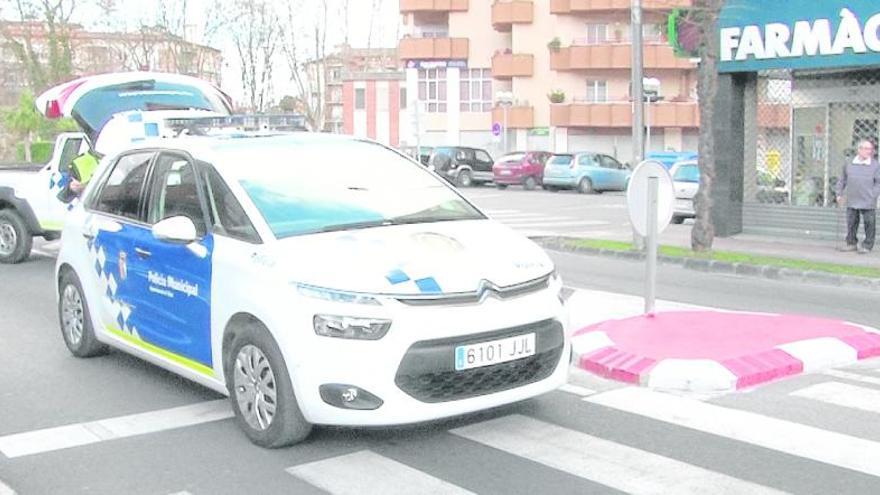 Imatge de quan la Policia Municipal d´Olot feia atestat el diumenge del darrer accident.