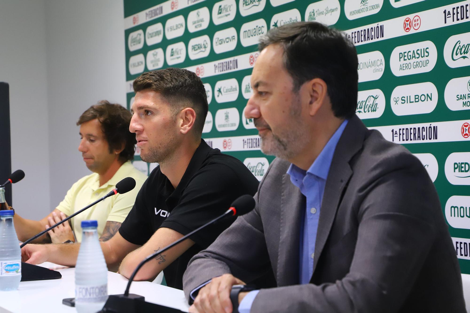 La presentación del nuevo jugador del Córdoba CF, Alberto Toril, en imágenes