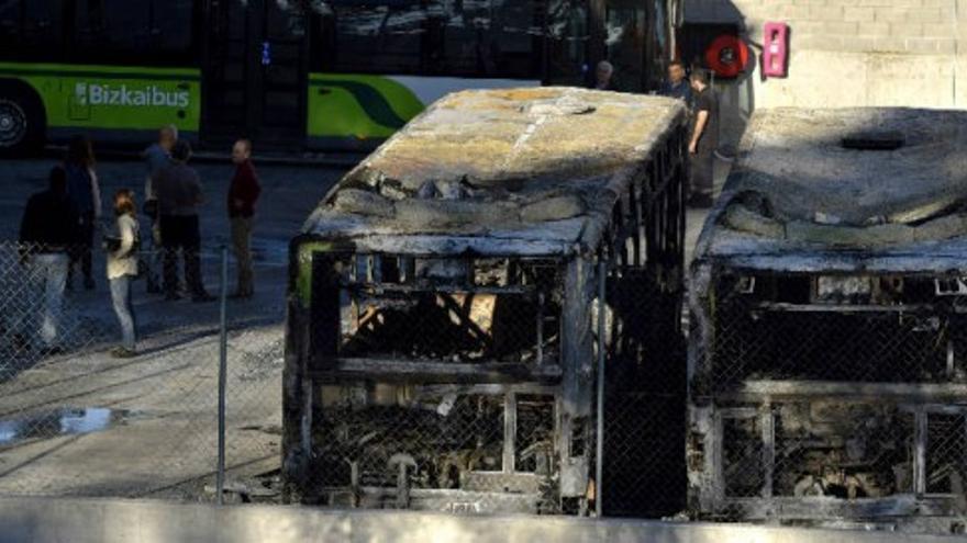 Queman ocho autobuses públicos en la localidad vizcaína de Derio