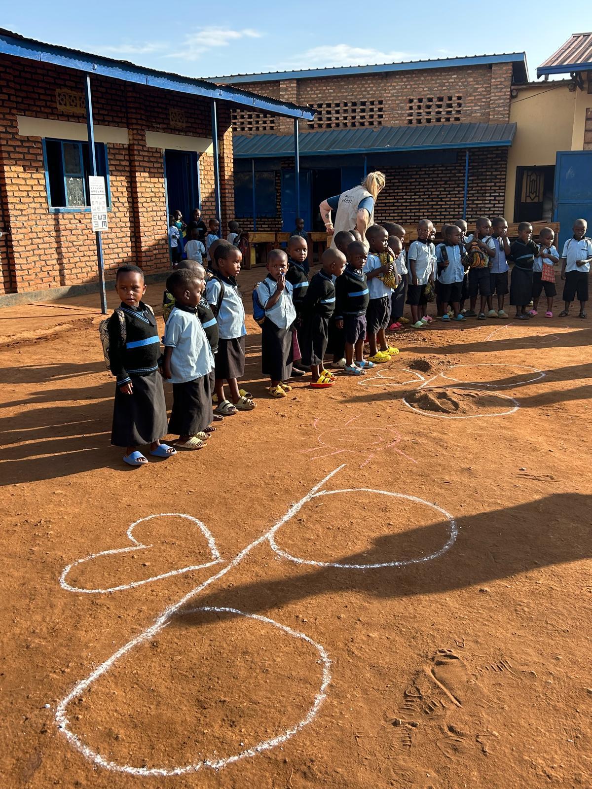 Sistema para colocar a los niños a la distancia necesaria para realizar la prueba de visión.