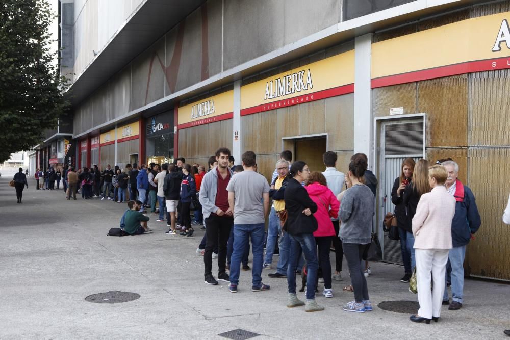 Colas en las taquillas de El Molinón en el inicio de venta de entradas para la visita al Depor