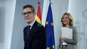 Félix Bolaños i Pilar Alegría, en la roda de premsa posterior al Consell de Ministres, ahir. | JOSÉ LUIS ROCA