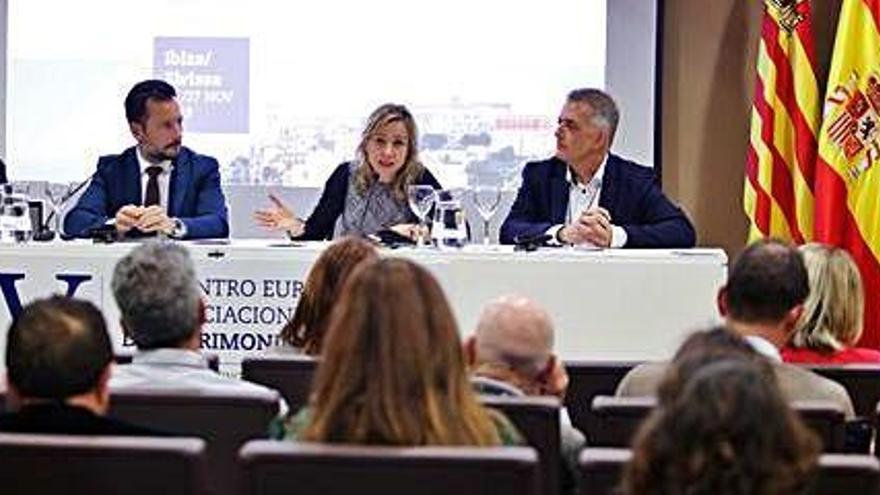 Elena Valdés, Rafa Ruiz, Elisa de Cabo y Vicent Torres, durante el acto inaugural en la sede de la UIB.