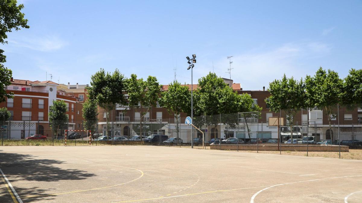 Estado actual de la pista de fútbol de las instalaciones deportivas de María Auxiliadora.