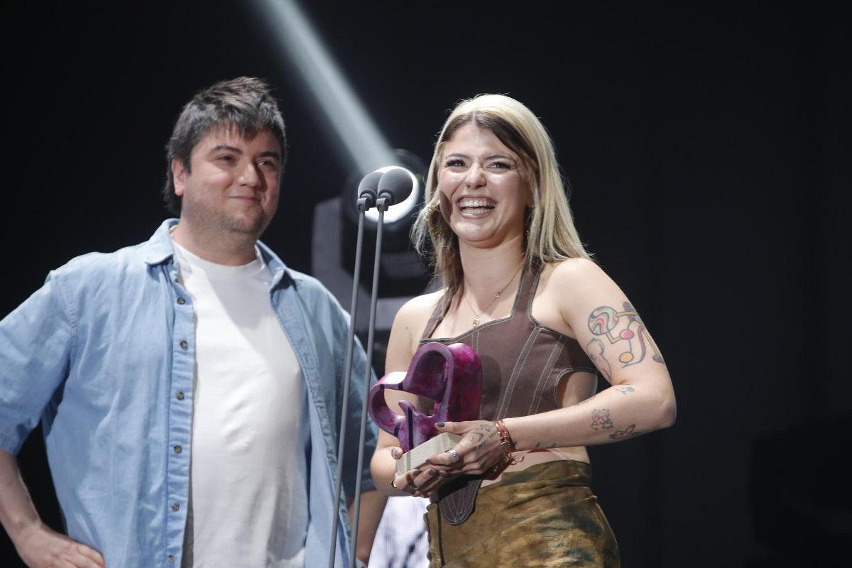 La cantautora y productora Alba Reche recoge el galardón compartido con Baiuca a la mejor grabación electrónica por 'Diamante/La Mare'
