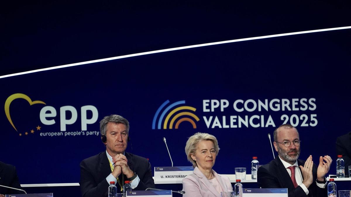 Núñez Feijóo, Von der Leyen y Manfred Weber, en el congreso del PPE de València, esta semana.