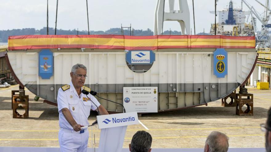 Discurso del almirante general Piñeiro con la quilla al fondo.   | // E. P.