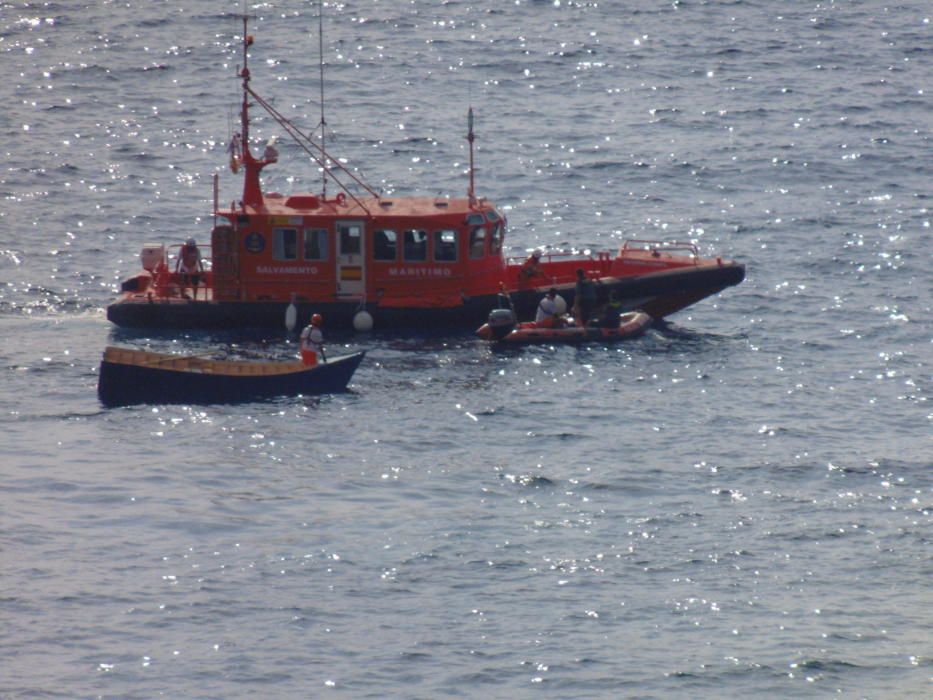 La Guardia Civil remolca la patera.