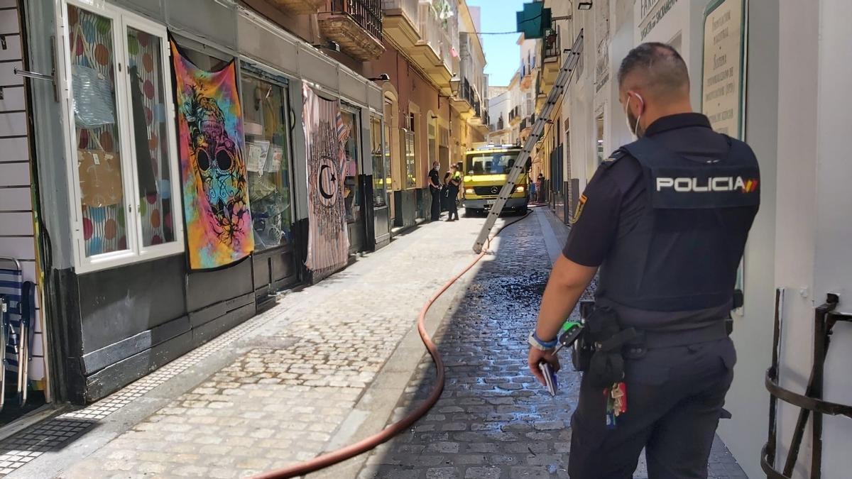 Policía Nacional y Bomberos en el lugar del incendio en la calle Sagasta