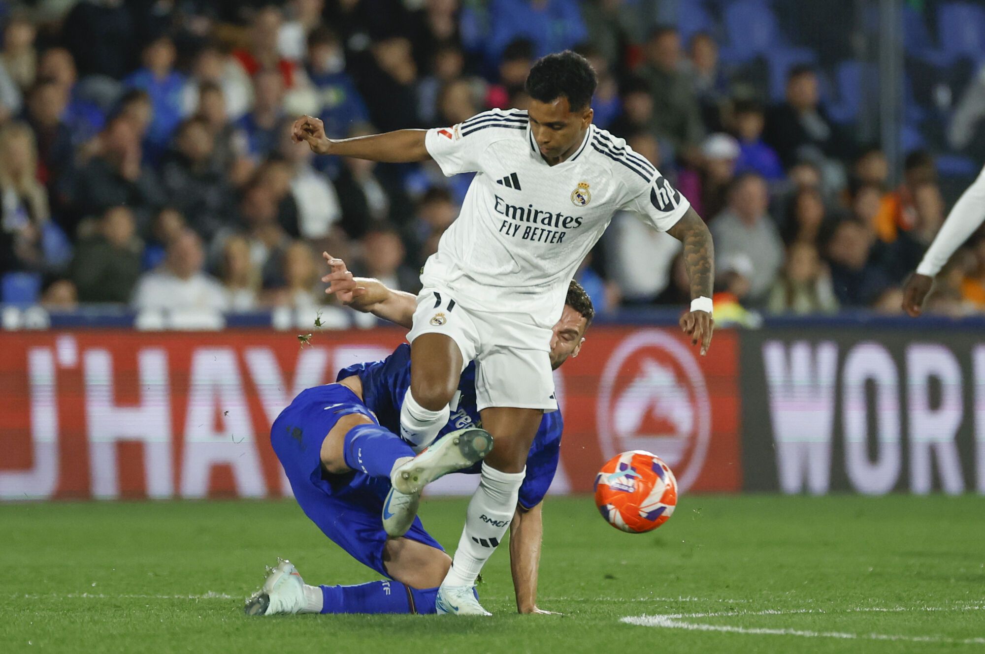 GETAFE (MADRID), 23/04/2025.- El delantero brasileño del Real Madrid, Rodrygo, intenta llevarse el balón ante el defensa del Getafe, Juan Iglesias, durante el partido de la jornada 33 de LaLiga que Getafe CF y Real Madrid disputan hoy miércoles en el Coliseum de Getafe. EFE/Mariscal