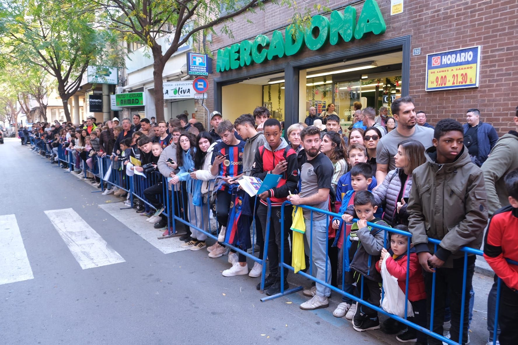 Gran expectación en Alicante ante la llegada del Barça