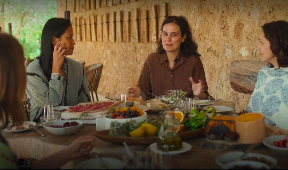 Xuan Lan y el resto del grupo escuchan a Gemma Bes hablar de la comida.