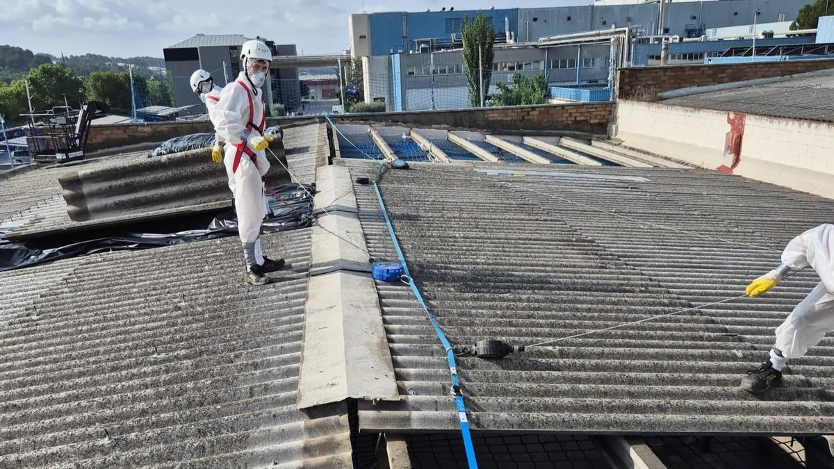 El procés de retirada d’amiant segueix un protocol d'actuació molt estricte on la seguretat laboral és la prioritat absoluta