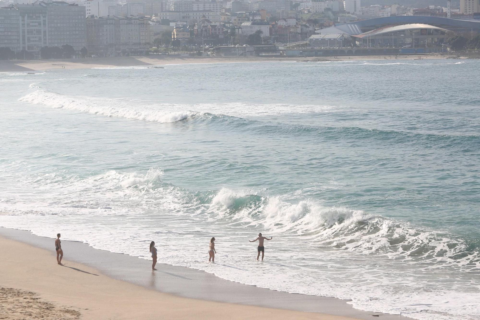 Primeros baños en las playas de A Coruña, donde el termómetro llega casi a los 20 grados