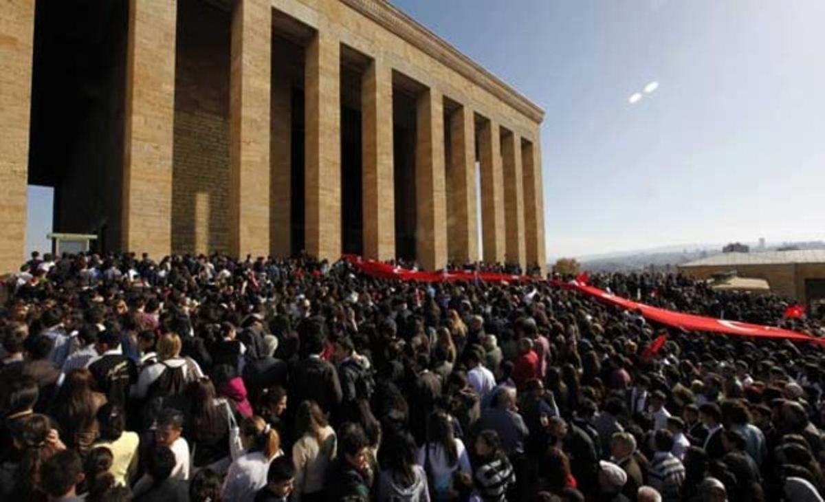 Desenes de visitants entren al mausoleu d’Atatürk a Ankara (Turquia), quan es compleix el 72 aniversari de la seva mort. Atatürk, que va presidir el país entre el 1923 i el 1938, va ser el fundador de la Turquia moderna i secular.