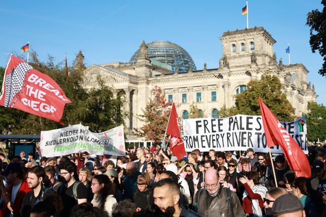 Berlin (Germany), 27/09/2025.- Participants pass the German parliament during a rally in support of Gaza motivated by the German left-wing party in Berlin, Germany, 27 September 2025, under the motto Together for Gaza. (Protestas, Alemania) EFE/EPA/CLEMENS BILAN