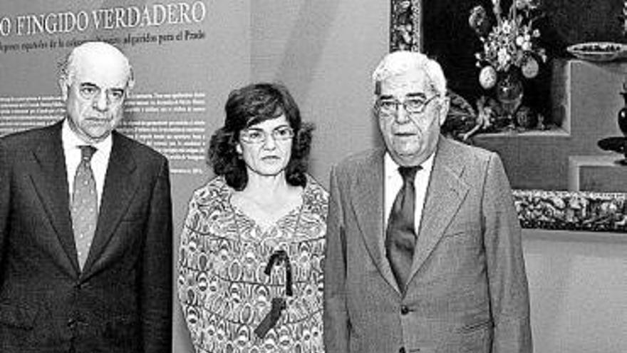 El presidente del BBVA, Francisco González, la ex ministra de Cultura Carmen Calvo y el fallecido jurista asturiano Rodrigo Uría, de izquierda a derecha, ante un bodegón perteneciente a la colección de pintura de Rosendo Naseiro.