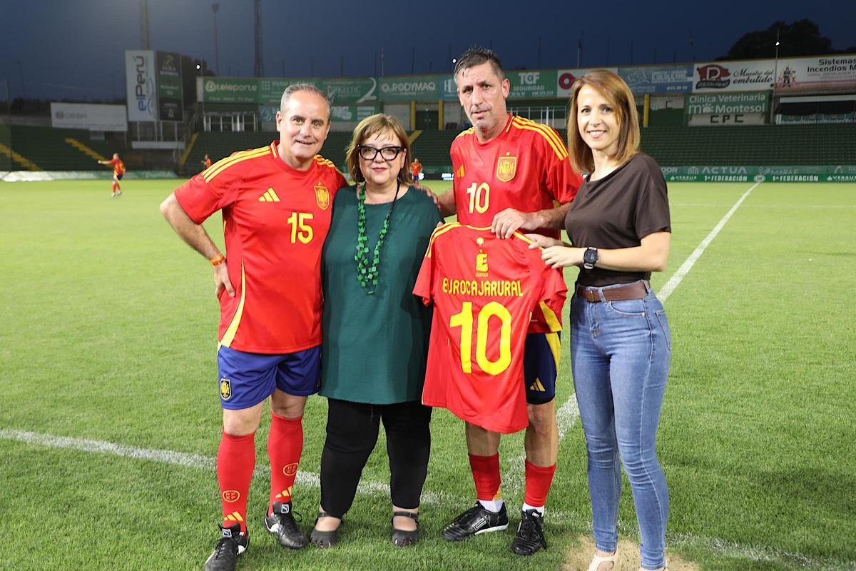 Eurocaja Rural junto a los exfutbolistas Ito y Joan Capdevila.