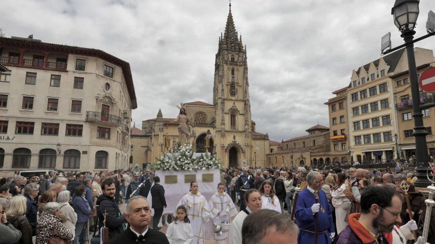 VÍDEO: Oviedo se despide de la Semana Santa con el “toque de levantá” del arzobisbo