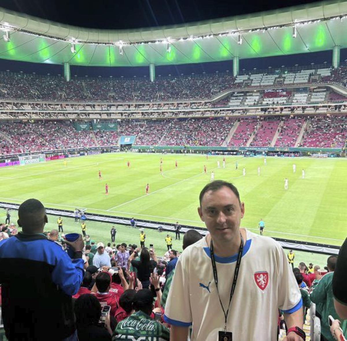 Diego, ante el campo de Atlanta, justo antes del partido frente a Arabia.