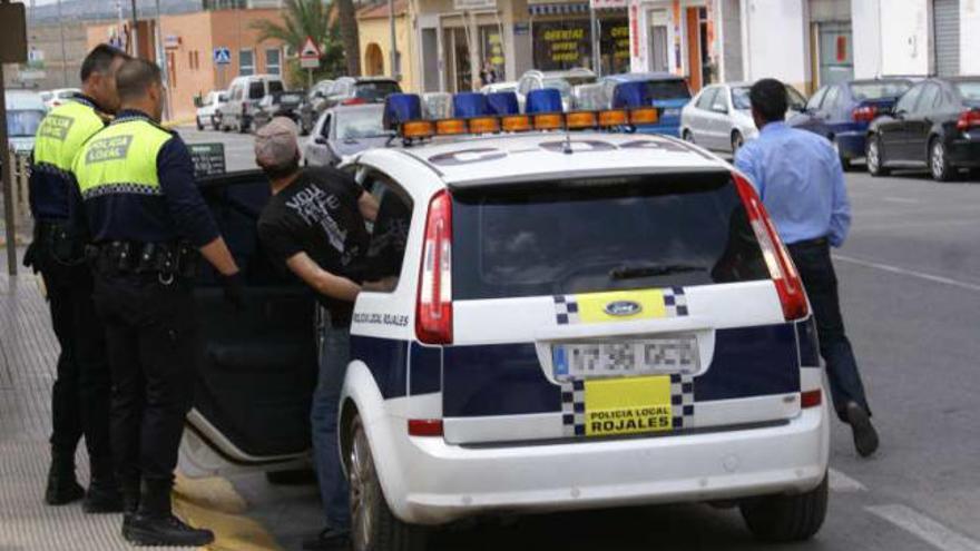 Una patrulla arresta a un joven tras saltar la valla de una vivienda y atacar al dueño