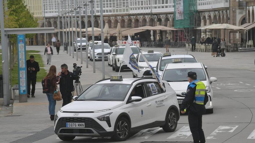 Taxistas de A Coruña responden a los VTC: "Un déficit de servicio no se cubre con una ilegalidad"