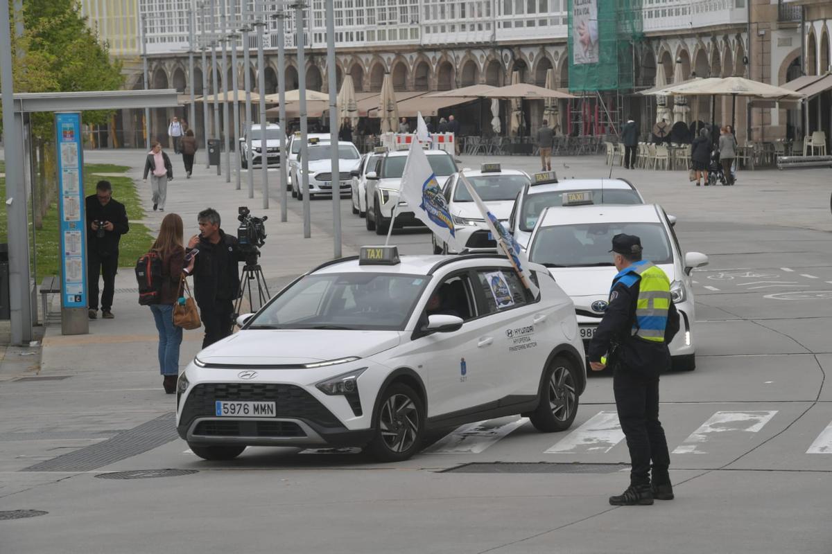 Llegada a O Parrote de la caravana de taxis que partió del Milenium.