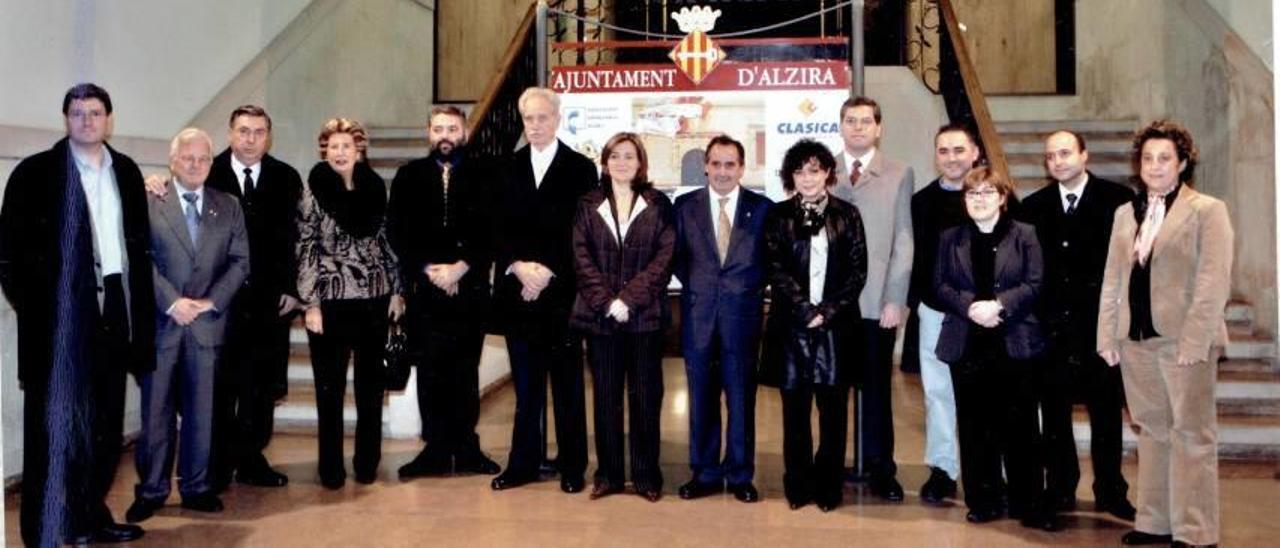 Miembros del comité organizador del aniversario, con los exalcaldes Blasco, Grande y Bastidas.