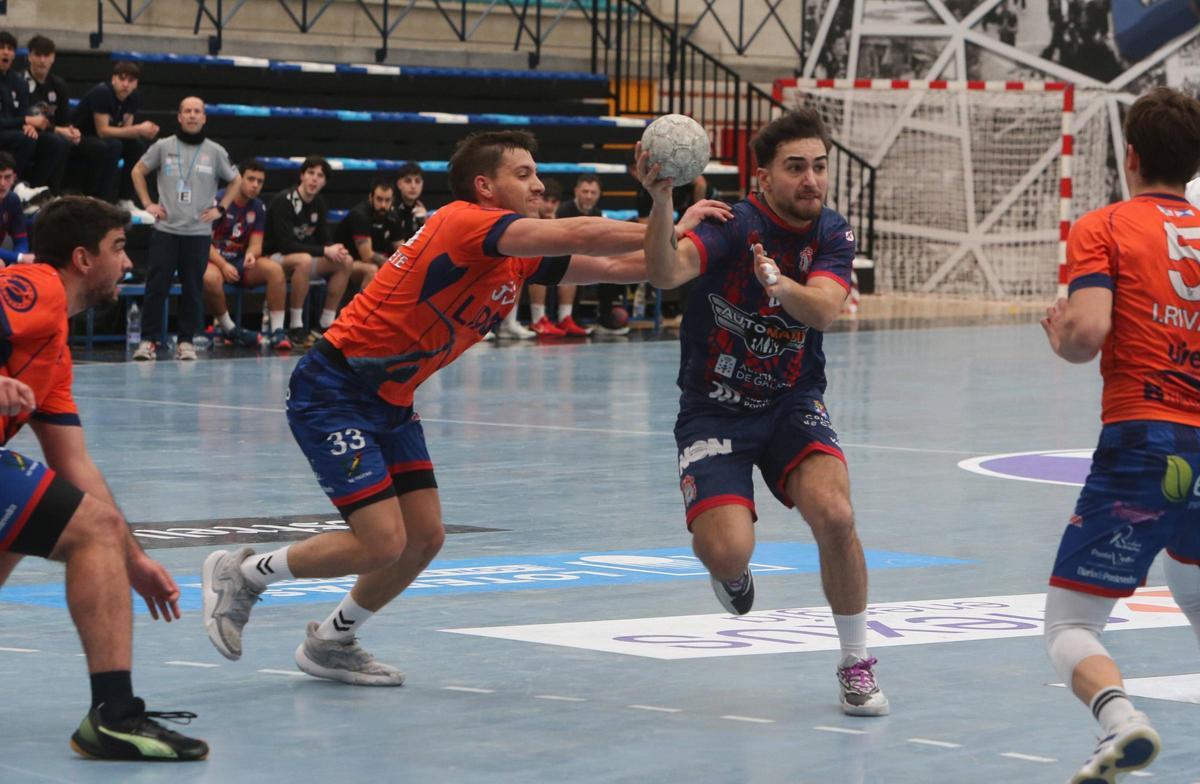 Moro en una acción del partido de ayer entre el Automanía Luceros y el Lirón Teucro.