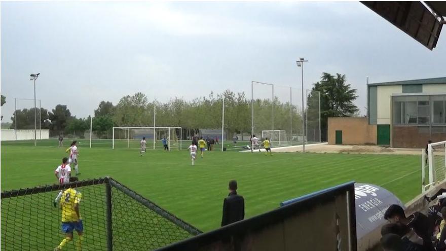 VÍDEO | Un jugador del Ajax Juslibol se golpea contra un poste de la luz en el campo del Almudévar