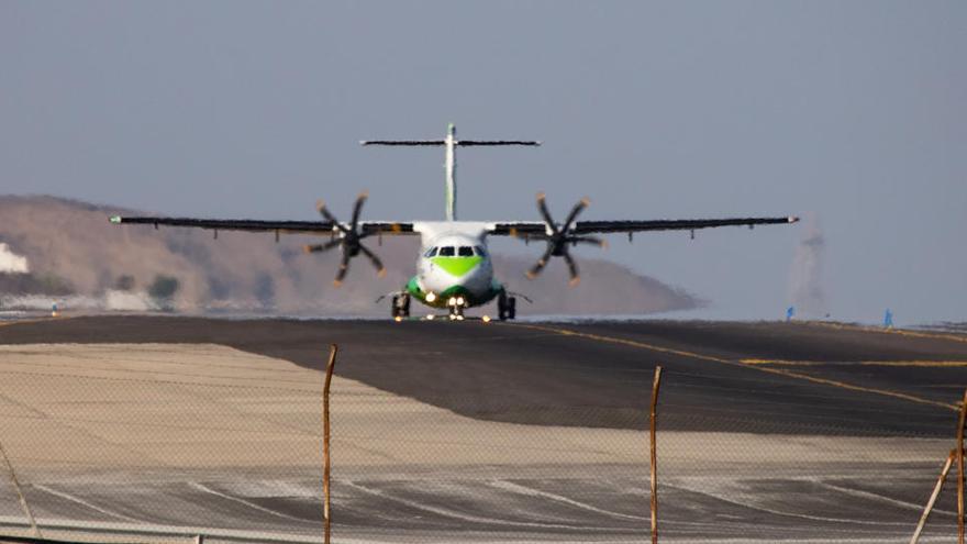 Se restablecen los vuelos entre islas de Canarias y Baleares.