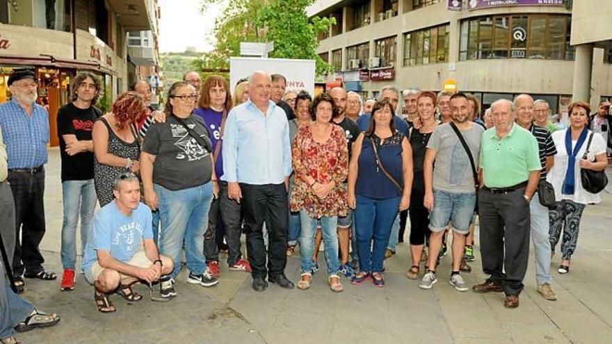 Rabell, amb camisa blau cel, amb simpatitzants ahir a la Plana de l&#039;Om