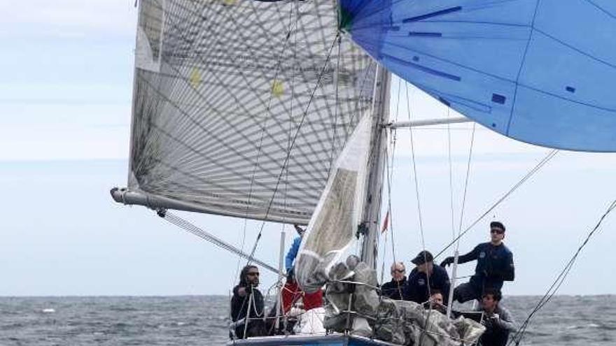 El &quot;Taxus Medio Ambiente&quot;, durante la regata.