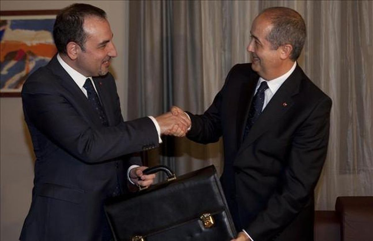 El conseller Felip Puig entrega el maletí al seu successor Ramon Espadaler en el traspàs de poders a Interior. El conseller Felip Puig entrega el maletí al seu successor Ramon Espadaler en el traspàs de poders a Interior.