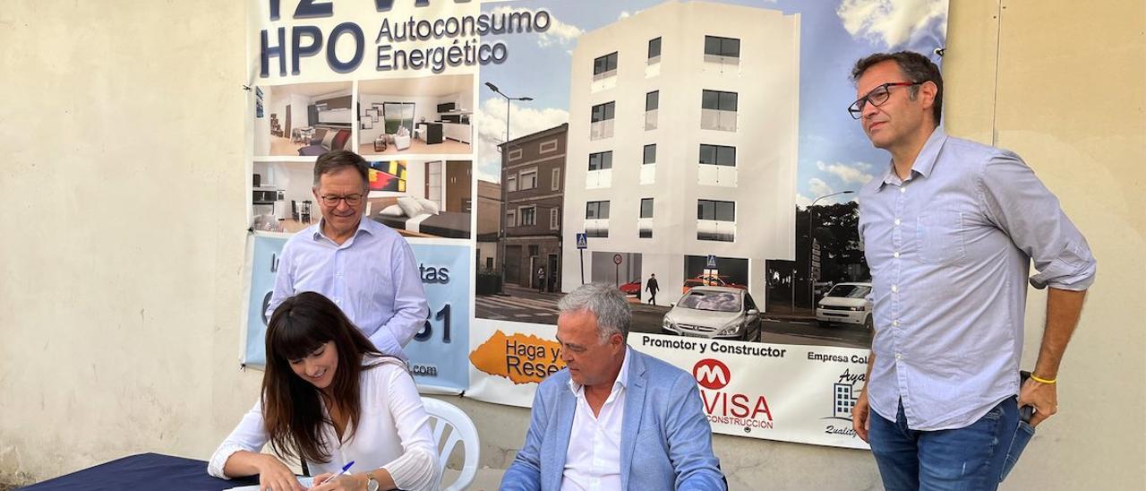 El conseller Marí, el alcalde Oliver y la regidora Hinojosa firman el convenio con el promotor de las viviendas.