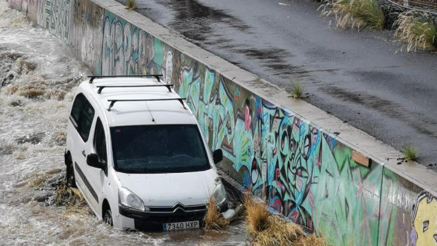 Coche en el cauce del barranco en Santa Cruz de Tenerife.