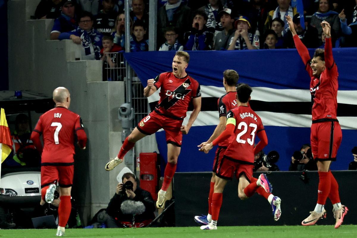 STRASBOURG (France), 07/05/2026.- Alemao (2L) of Rayo Vallecano celebrates with teammates after scoring the 0-1 opening goal during the UEFA Conference League semi-finals 2nd leg match RC Strasbourg against Rayo Vallecano, in Strasbourg, France, 07 May 2026. (Francia, Estrasburgo) EFE/EPA/MONAMMED BADRA