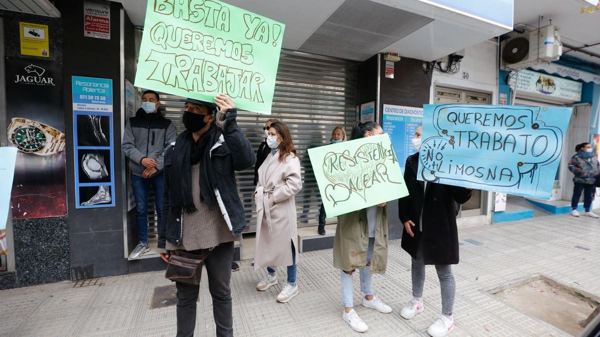 Un grupo de manifestantes en las calles de Ibiza.