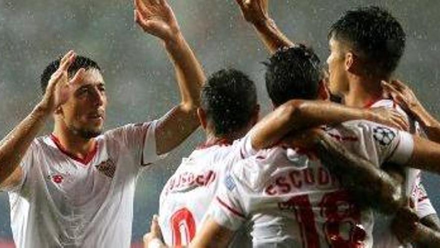 El Sevilla venç el Basaksehir turc sota la pluja i s&#039;acosta a la fase de grups