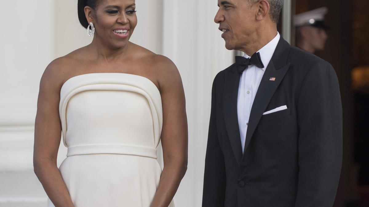 Michelle Obama con vestido de Brandon Maxwell junto a Obama