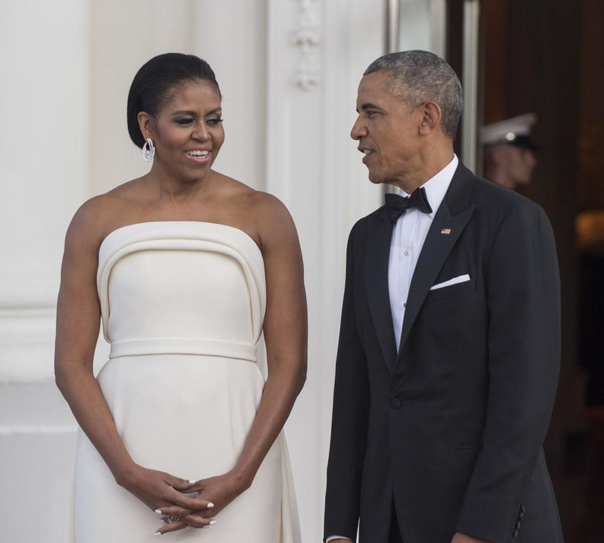 Michelle Obama con vestido de Brandon Maxwell junto a Obama