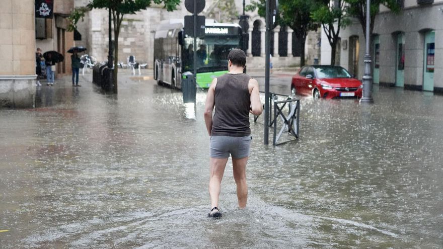 Una tromba de agua deja en Valladolid turismos atrapados e inundaciones
