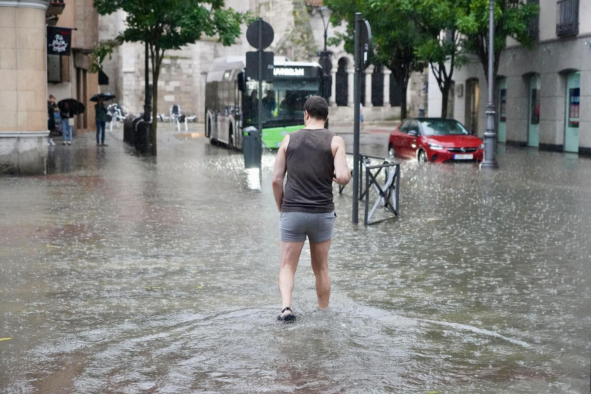 Una tromba de agua deja en Valladolid turismos atrapados e inundacione