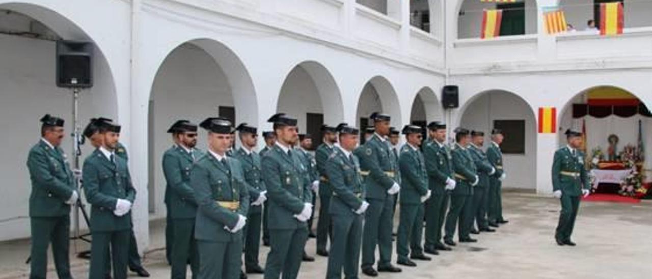 Los agentes del cuartel de Almussafes, tras la misa celebrada el sábado.